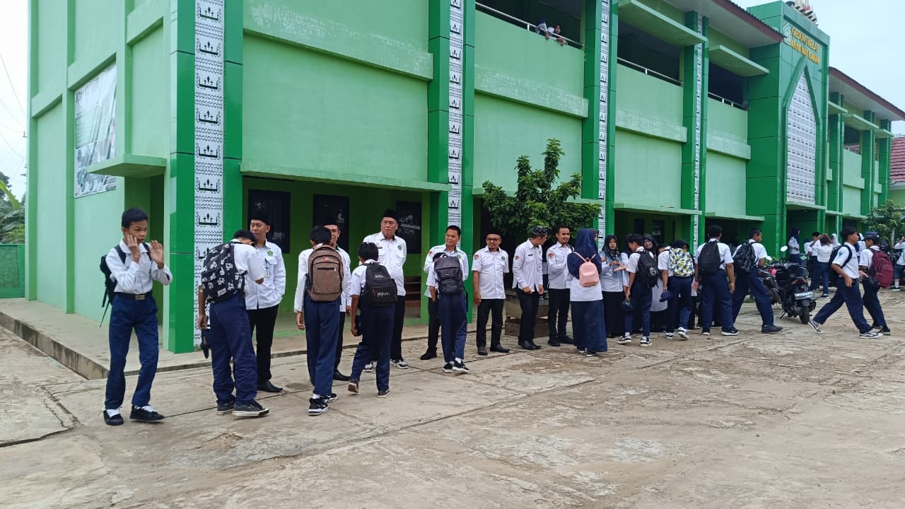 Guru MTsN 1 Way Kanan Sambut Siswa di Hari Pertama Masuk Sekolah