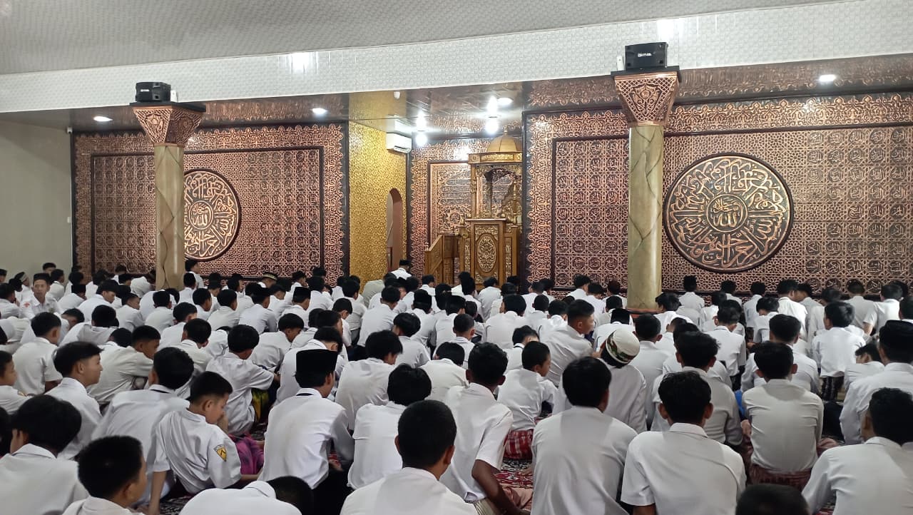 Siswa MTsN 1 Way Kanan Laksanakan Salat Zuhur Berjamaah di Masjid Al Jabbar