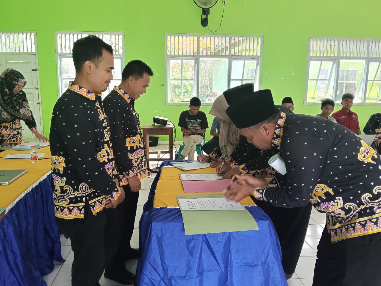 Pegawai MTsN 1 Way Kanan Tanda Tangani Fakta Integritas