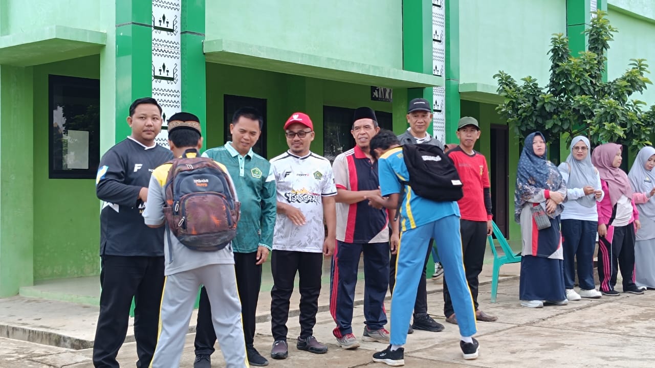 Kehangatan Pagi di MTsN 1 Way Kanan, Guru Sambut Siswa di Gerbang Madrasah