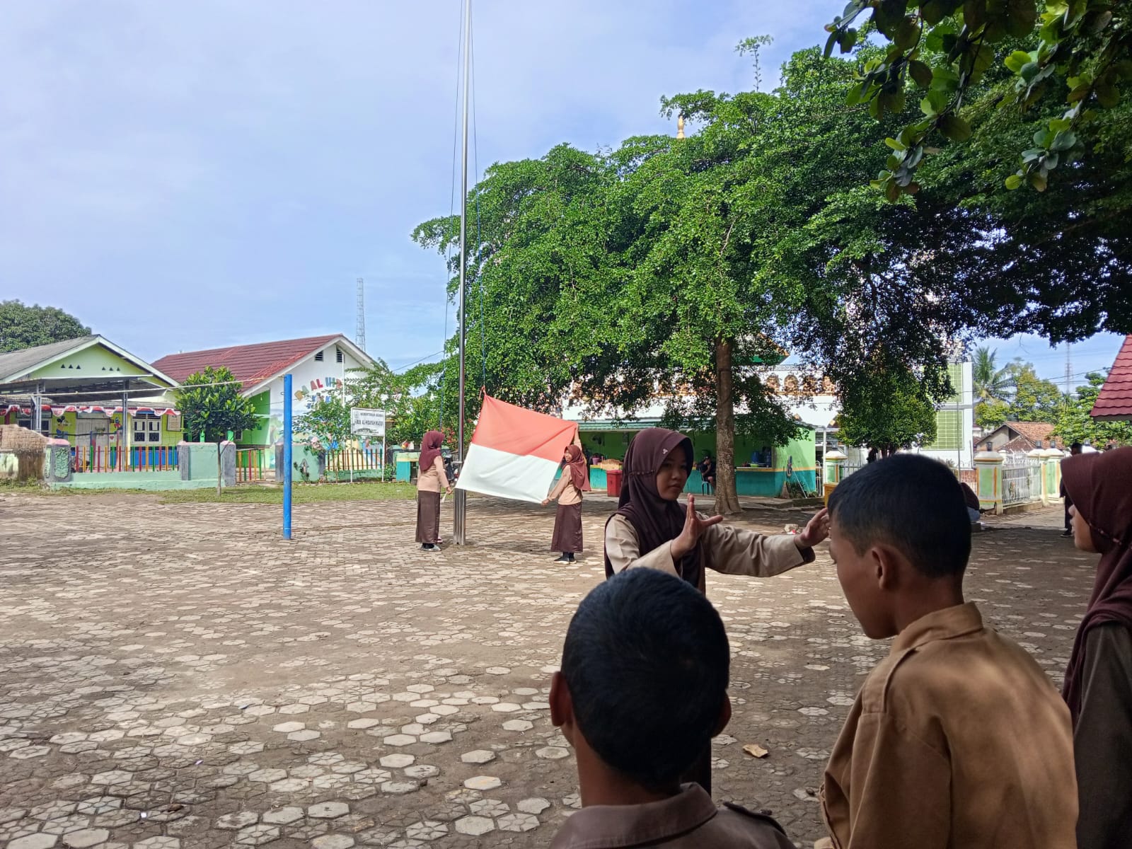Persiapan Matang: MTsN 1 Way Kanan Gelar Latihan Upacara Bendera Menjelang Senin