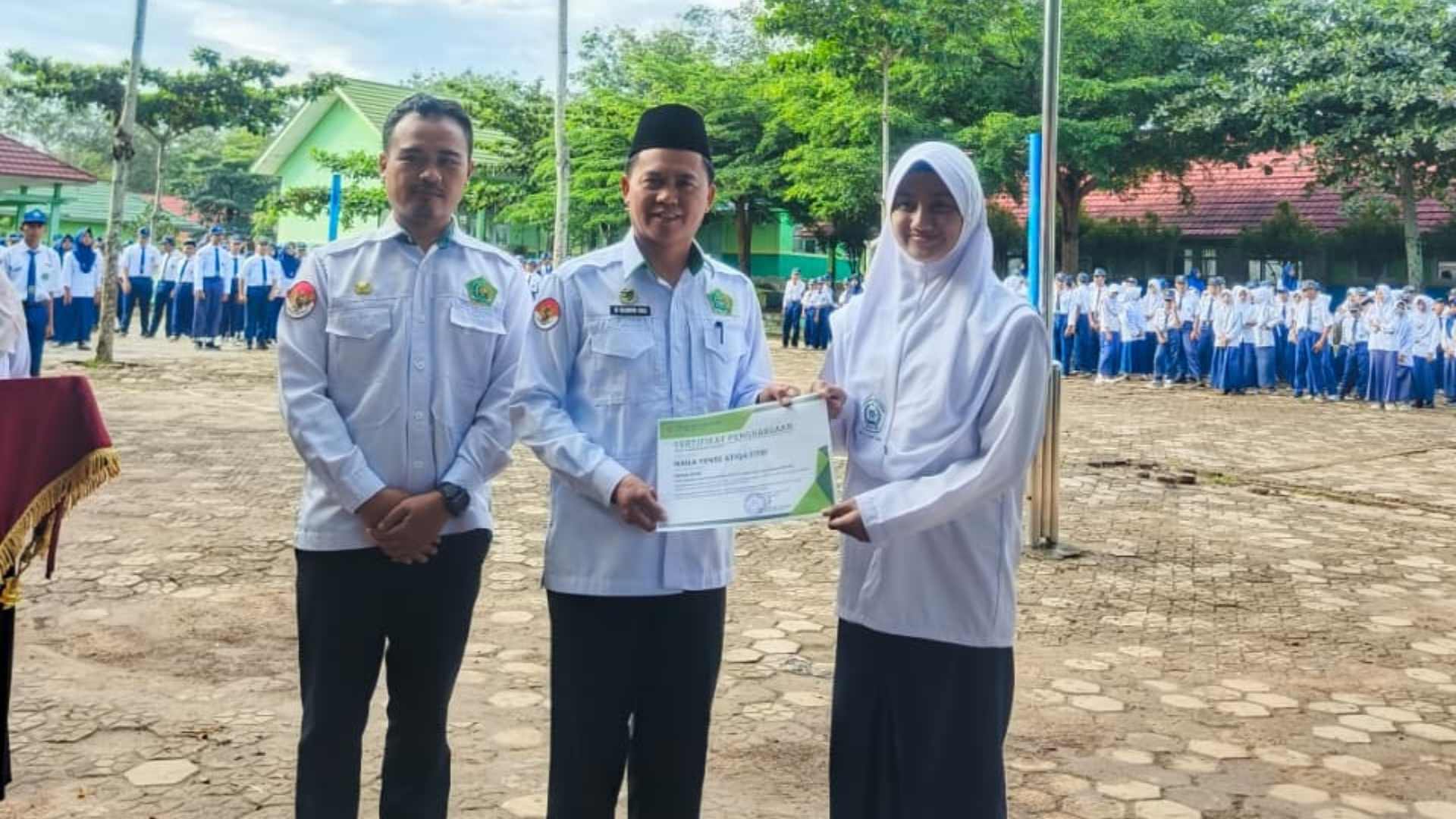 MTsN 1 Way Kanan Apresiasi Pengurus OSIM dengan Piagam Penghargaan