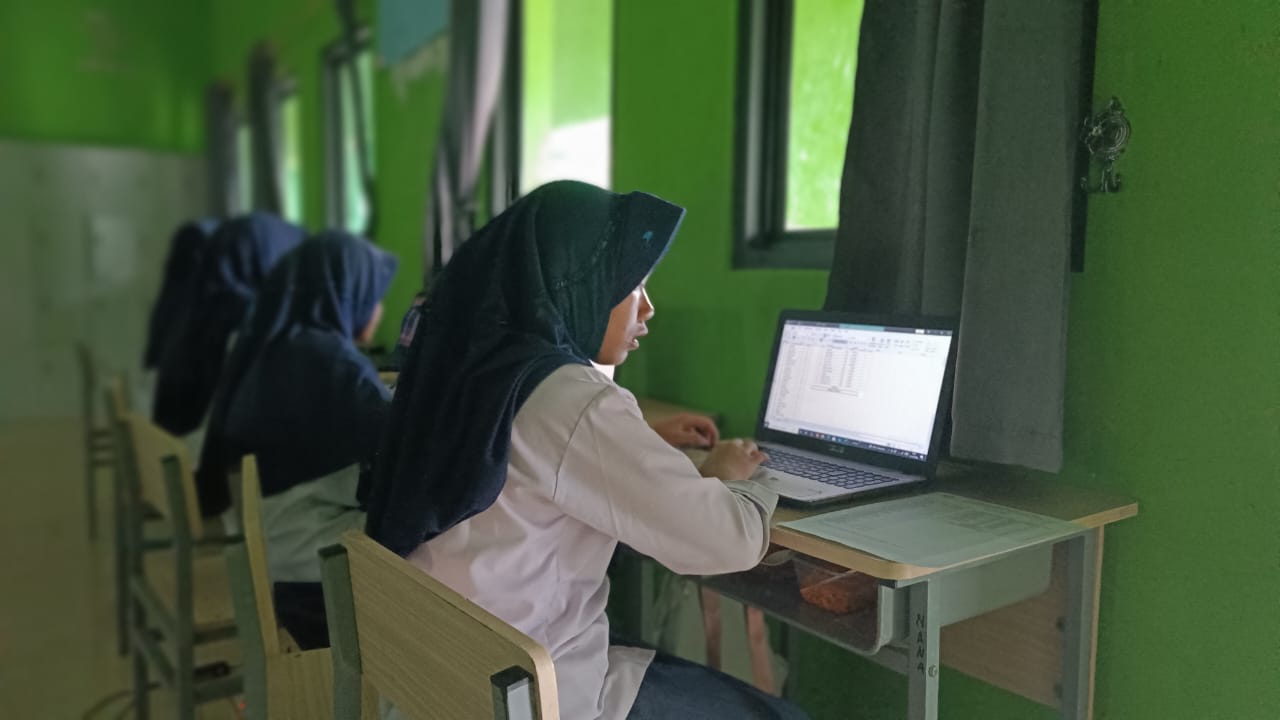 Siswa VIII Unggul MTsN 1 Way Kanan Asah Keterampilan Excel melalui Materi VLOOKUP dan HLOOKUP