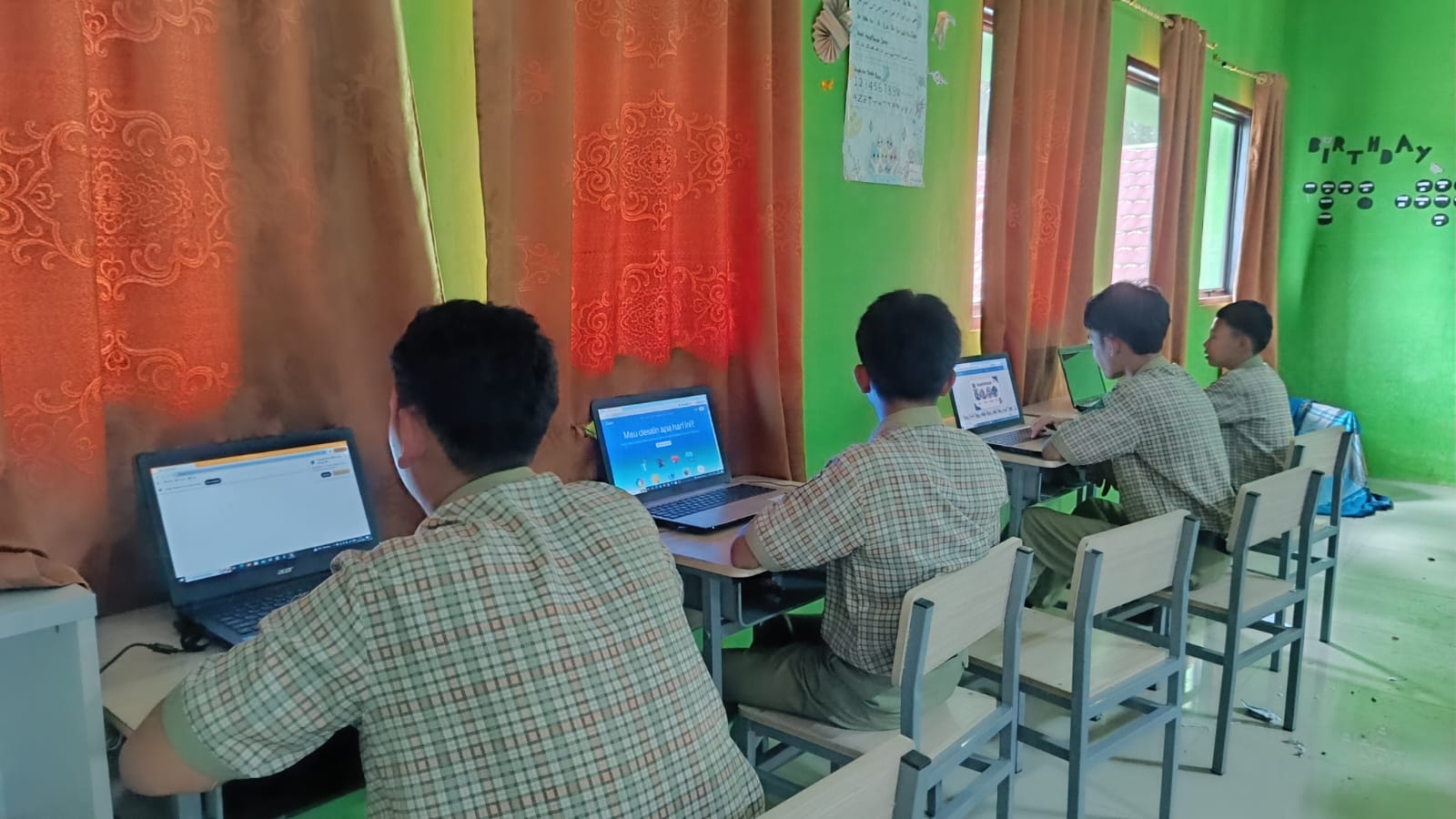 Siswa Kelas IX Unggul MTsN 1 Way Kanan Kuasai Desain Grafis Canva