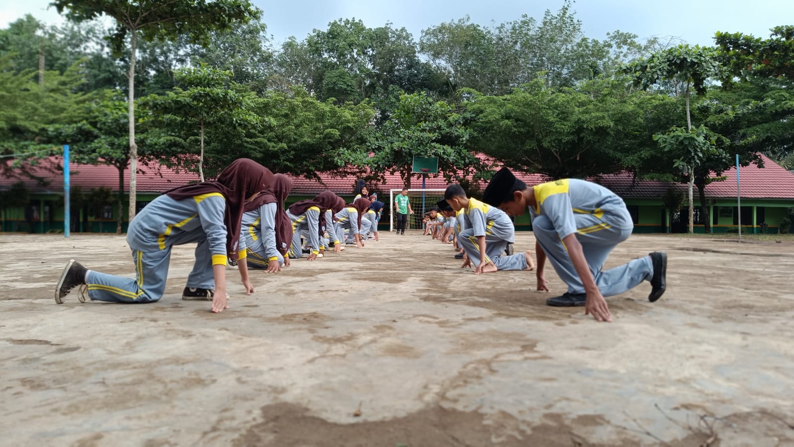 Ratusan Siswa MTsN 1 Way Kanan Rayakan Sholat Dzuhur Berjamaah di Masjid Al Jabbar