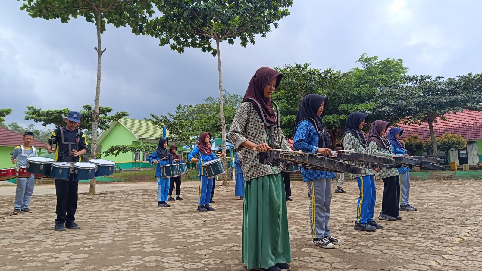 Drumbband "Gema Najjaha Abadan" MTsN 1 Way Kanan Intensif Latihan Formasi Jelang Gebyar Madrasah ke-VIII