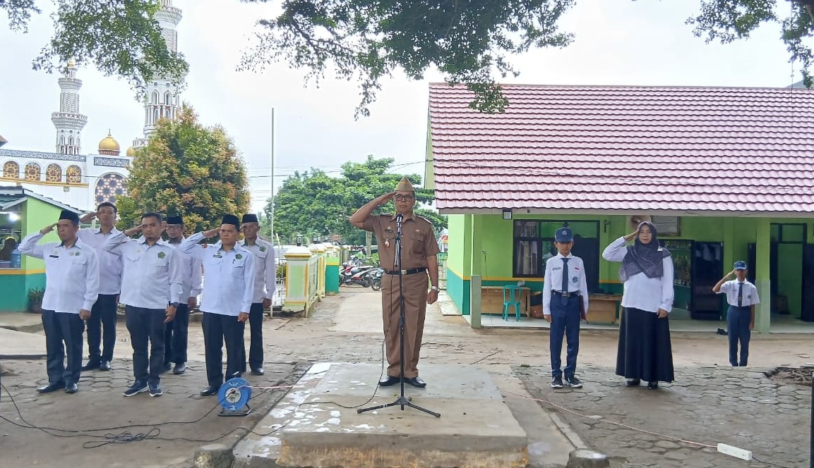 Upacara Bendera di MTsN 1 Way Kanan, Selan Sampaikan Pesan Bupati: Jadilah Versi Terbaik Diri Sendiri