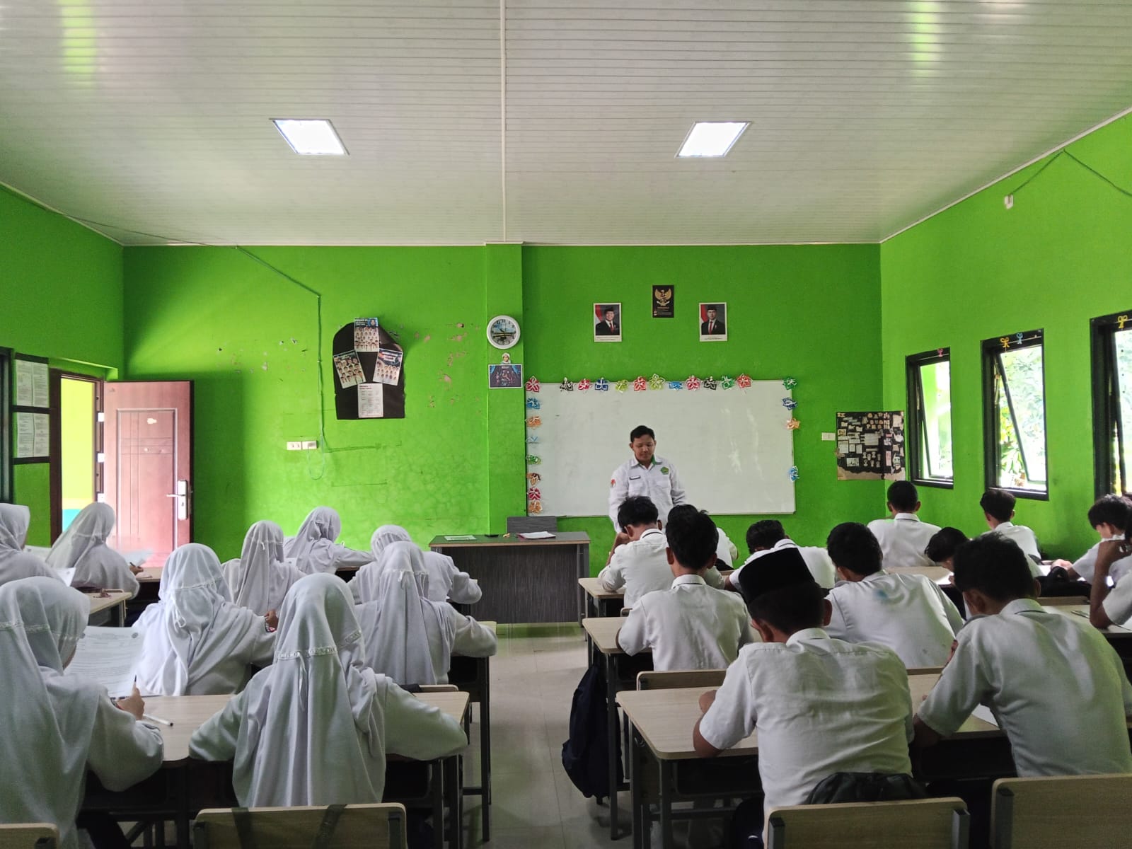 Hari Perdana UTS, Siswa MTsN 1 Way Kanan Tunjukkan Kedisiplinan Tinggi