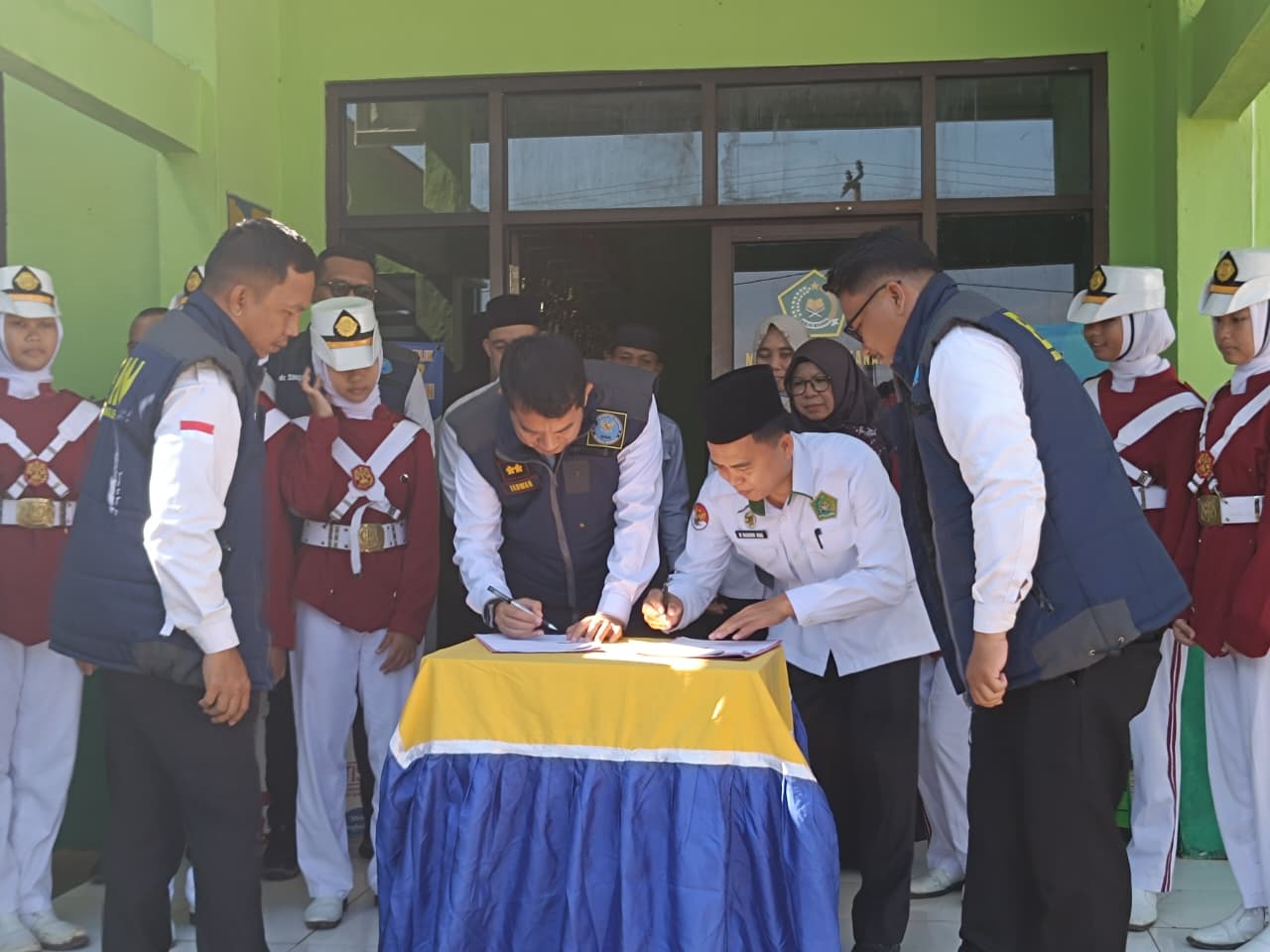 Gambar Berita: MTsN 1 Way Kanan dan BNN Kabupaten Way Kanan Resmikan Kerjasama P4GN untuk Ciptakan Madrasah Bebas Narkoba