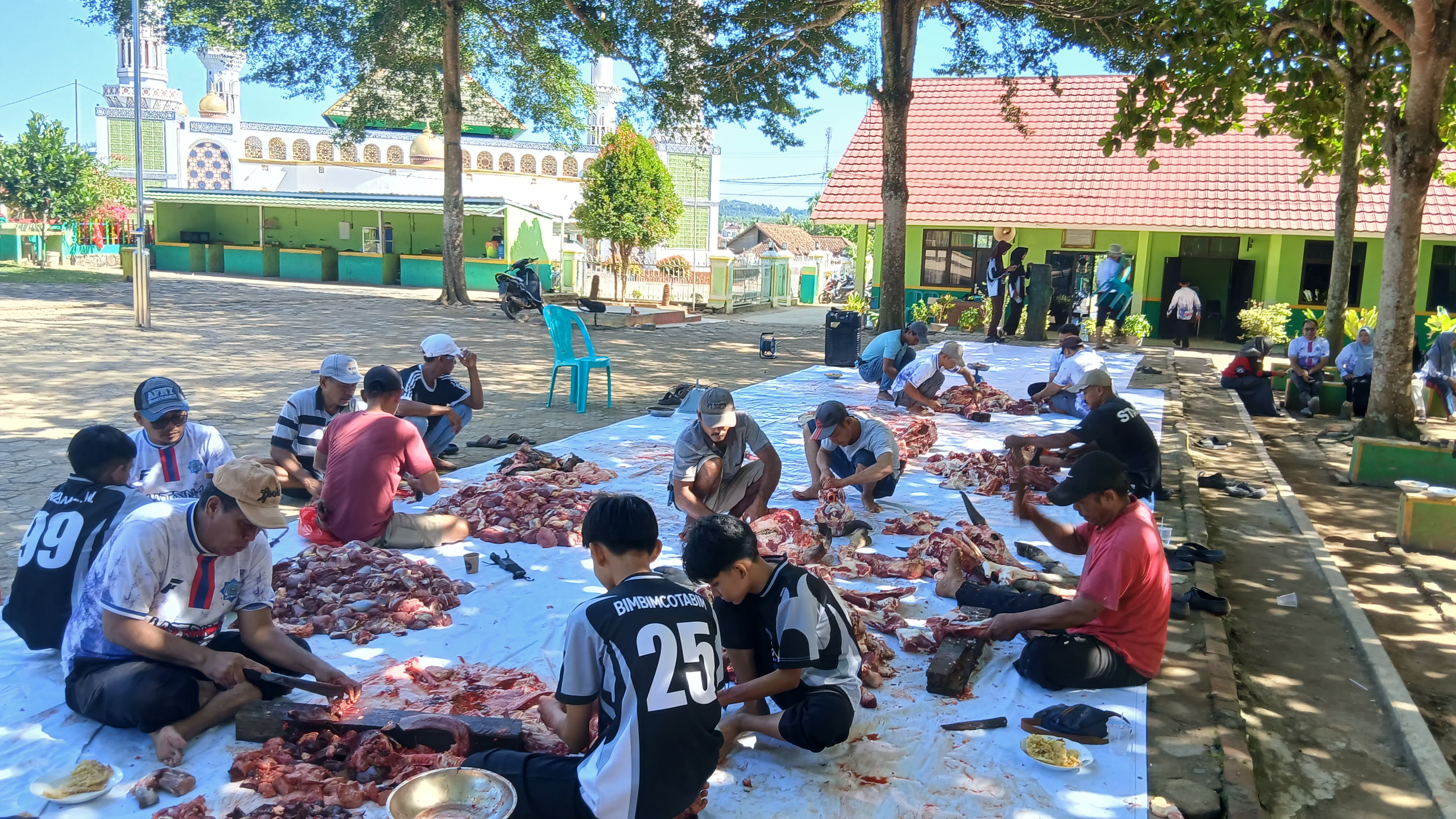 Gambar Berita: MTsN 1 Way Kanan Potong 4 Sapi, Bagikan 229 Bungkus Daging Qurban